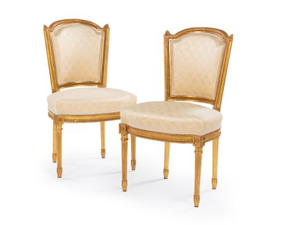 null Paire de chaises de style Louis XVI à dossier cabriolet en hêtre mouluré et...
