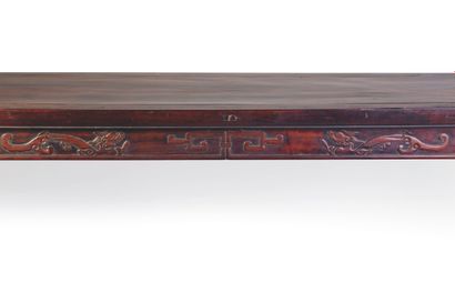 null CHINE

Importante console en bois sculpté (huang huali) et plaqué reposant sur...