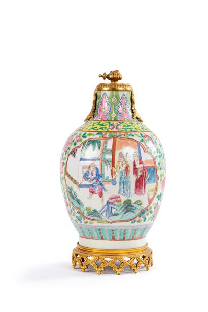 null CHINE

Vase bouteille à col rodé en porcelaine décorée en émaux de la famille...
