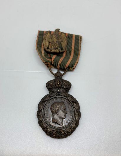 null Médaille de Sainte-Hélène avec son ruban et un aigle en bronze épinglé sur le...