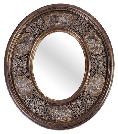 null Miroir à vue ovale dans un cadre en métal ajouré, ciselé et niellé orné de médaillons...