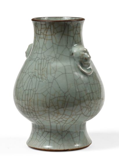 null CHINE

Vase de forme balustre en céramique de type GE à couverte craquelée céladon...