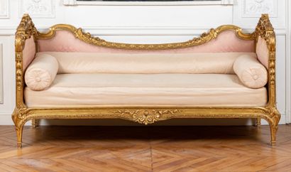null Lit de repos de style Louis XVI en hêtre mouluré et richement sculpté à décor...