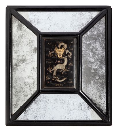 null Miroir à parclose en bois centré d'un motif laqué à décor de dragons

38 x 33...