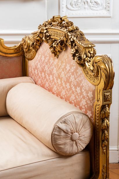 null Lit de repos de style Louis XVI en hêtre mouluré et richement sculpté à décor...