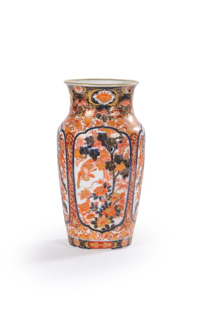 null JAPON

Vase en porcelaine de forme balustre décoré dans la palette mari d'oiseaux...