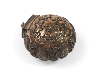 null INDE ou HIMALAYA

Boîte en métal argenté et cuivre de forme côtelée décorée...