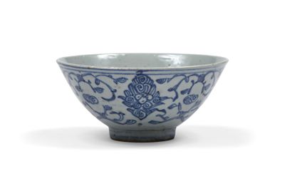 null CHINE - XIXème siècle

Petit bol bleu blanc à décor de rinceaux fleuris stylisés

Diam....