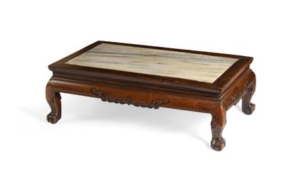 null CHINE

Table basse de forme rectangulaire en bois sculpté (huali) reposant sur...