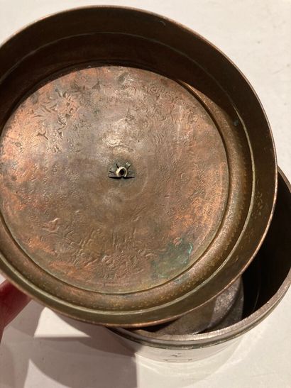 null VIETNAM - XIXème siècle

Boite à bétel ronde en cuivre et incrustation d'argent...
