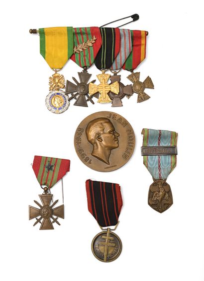 null Ensemble comprenant :

Un placard, Médaille militaire, croix de guerre seconde...