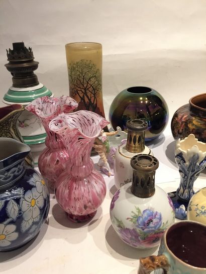null Lot de verrerie et céramique comprenant : vases, cache-pots, lampes à pétrole,...