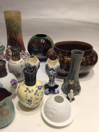 null Lot de verrerie et céramique comprenant : vases, cache-pots, lampes à pétrole,...
