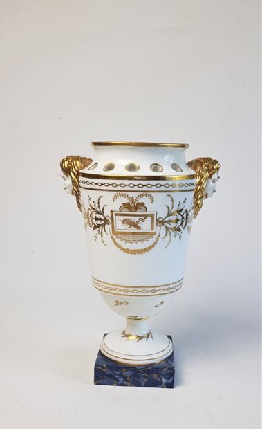 null Vase brule parfum en porcelaine blanc et or à décor de mufles de lion et cartouche.

Base...