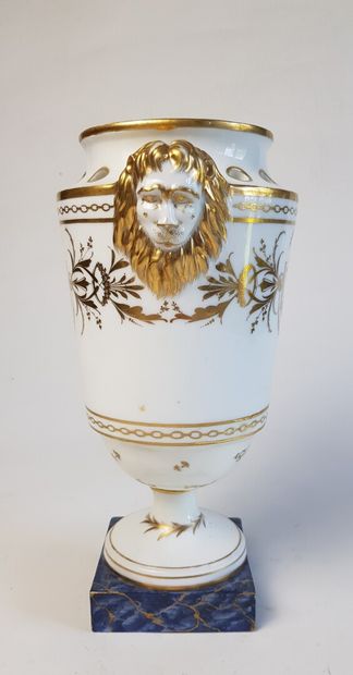 null Vase brule parfum en porcelaine blanc et or à décor de mufles de lion et cartouche.

Base...