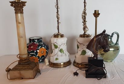 null Lot including :

Four various lamp bases

A glazed earthenware jug 

A vase...