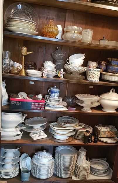 null Strong lot of earthenware and porcelain including

Parts of table and cake service,...