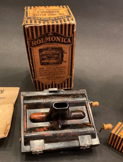 null Rolmonica en bakelite daté de 1926 dans sa boîte d'origine en carton avec sa...