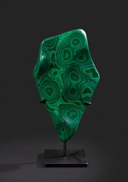 null Joli bloc de Malachite sur socle. Sa structure étonnante et sa couleur intense...