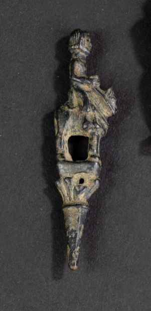 null Rare passe-lacet en bronze représentant un homme à cheval

France, Fin du XVème...