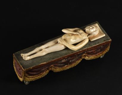 null Gisant anatomique en ivoire représentant une femme enceinte en position couchée....