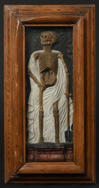 null Mémento mori en bois et papier mâché représentant un squelette drapé d'un voile...