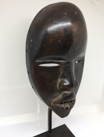 null Très joli masque Dan de Côte d'Ivoire

Début du XXème siècle

Haut. 21 - Larg....
