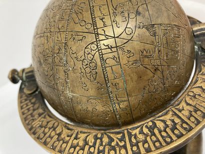 null Sphère céleste arabe en bronze moulé et gravé. La sphère représente les 48 constellations...