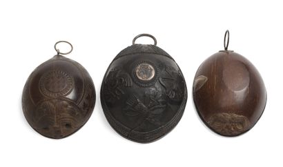 null Lot de trois noix de coco décorées en forme de coupe à bord en argent et anses...