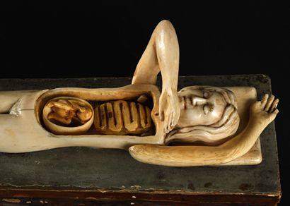 null Gisant anatomique en ivoire représentant une femme enceinte en position couchée....