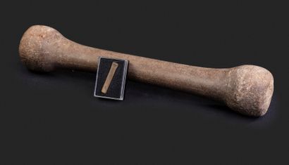 null Pilon en pierre ancien

« Dog bone » Afrique

Long. 37 cm

Labret en quartz...