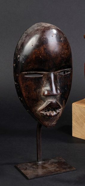 null Très joli masque Dan de Côte d'Ivoire

Début du XXème siècle

Haut. 21 - Larg....