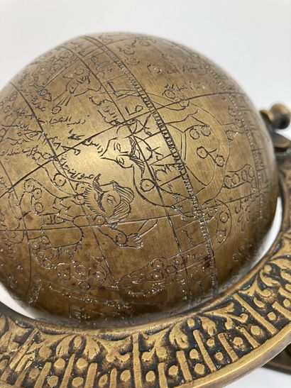null Sphère céleste arabe en bronze moulé et gravé. La sphère représente les 48 constellations...