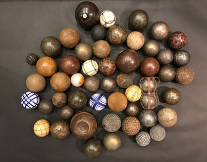 null Ensemble d'une trentaine de boules de diverses époques pour jeux de pétanque,...