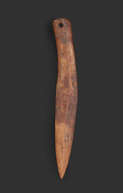 null Joli poignard en os patiné

Culture Inuit, 500/800 BC

Long. 21 cm