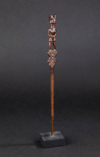 null Superbe épingle en bois sculpté présenté sur base

Afrique, XIXème siècle

Haut....