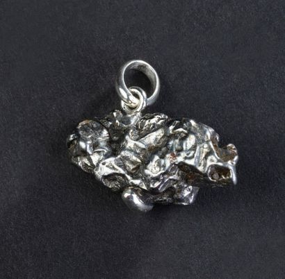 null Pendentif en argent avec bélière et jolie météorite de forme allongée tombée...