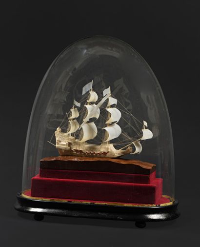 null La Couronne

Maquette de vaisseau en ivoire présenté sous globe en verre

Long....