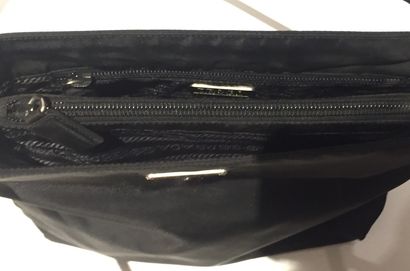 null PRADA

Petit sac porté épaule en toile nylon noire, devant orné d'une plaque...