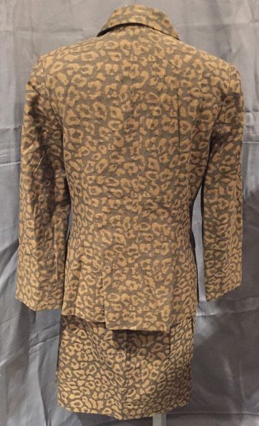 null KENZO 

Lot comprenant deux tailleurs jupes composés d'une veste à col cranté...