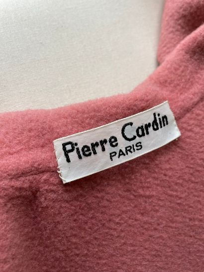 null PIERRE CARDIN

Manteau-cape en laine rose pastel, petit col claudine orné d'un...
