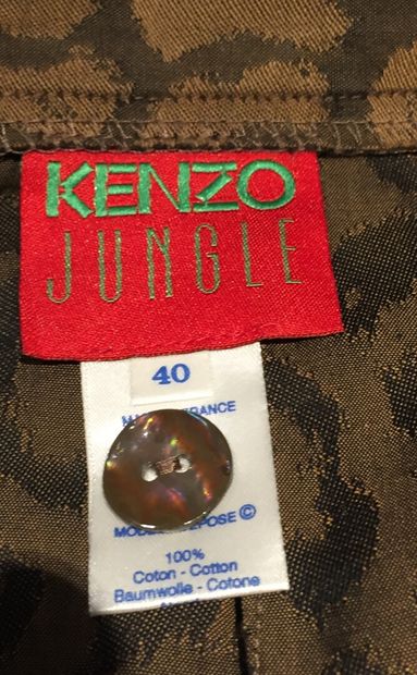 null KENZO 

Lot comprenant deux tailleurs jupes composés d'une veste à col cranté...