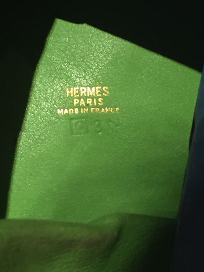 null HERMÈS Paris

Porte-monnaie " Zoulou " en cuir de veau vert anis et bleu se...