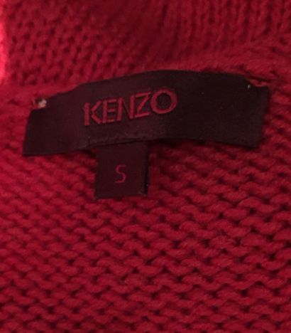 null KENZO

Lot comprenant deux gilets cache-coeur dont un en coton blanc et l'autre...