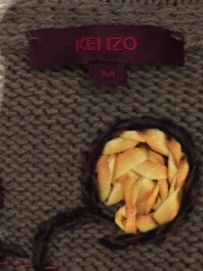 null KENZO

Lot comprenant deux gilets cache-coeur dont un en coton blanc et l'autre...