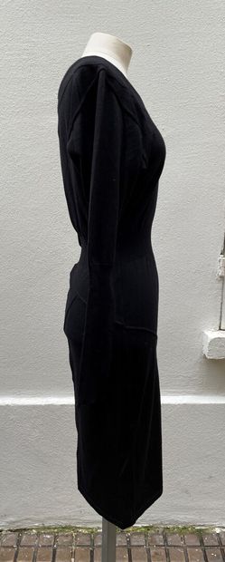 null ALAIA

Robe en laine noire, large encolure ronde, manches longues, taille resserrée...
