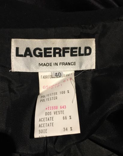 null LAGERFELD, KARL LAGERFELD

Lot comprenant :

Une veste structurée cintrée en...