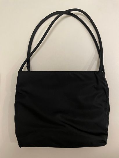 null PRADA

Petit sac porté épaule en toile nylon noire, devant orné d'une plaque...