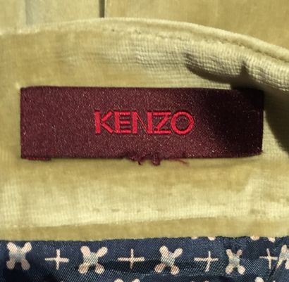 null KENZO, KENZO Jungle

Lot comprenant :

- Une veste mi-longue en laine tissée...