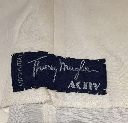 null THIERRY MUGLER Activ, circa 1990

Veste cintrée en toile de coton écrue, encolure...